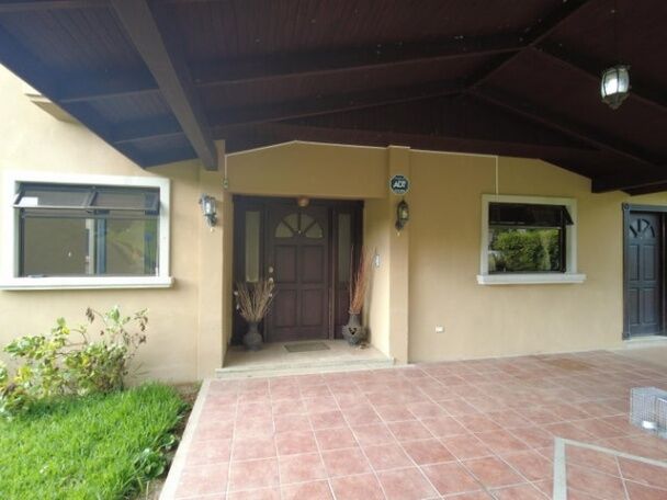 Se vende espaciosa casa con patio en Mata De Platano Goicoechea 24-297 en Mata de Plátano, Goicoechea, San José — $460,000
