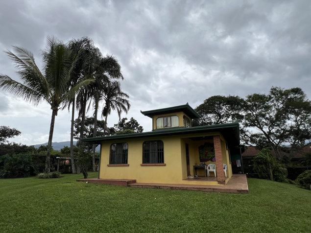Casa de Ensueño en Poás con Vista al Volcán y Valle Central en Grecia, Alajuela — $300,000