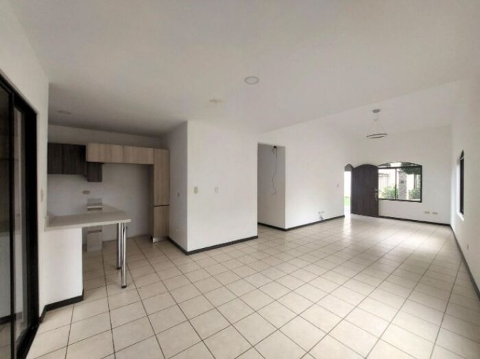 Venta de Casa en San Francisco de Heredia. RAH 25-2038 en San Francisco, Heredia — ₡ 107 000 000 - Foto 2 de 20