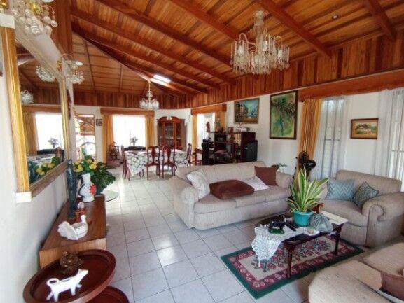 Casa con mucho terreno en residencial en Escazú.  en San Rafael, Escazú, San José — $550,000
