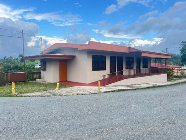 BELLA CASA Y 3 LOCALES COMERCIALES EN SAN VITO.  in San Vito, Coto Brus, Puntarenas — ₡ 92 000 000