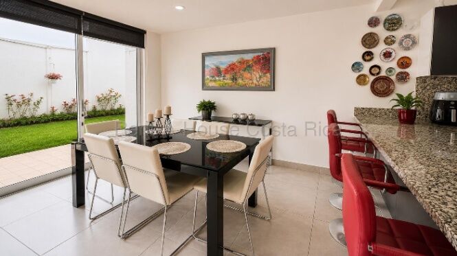 Casa en Montes de Oca de Dos niveles en venta en San Rafael, Montes De Oca, San José — $276,000