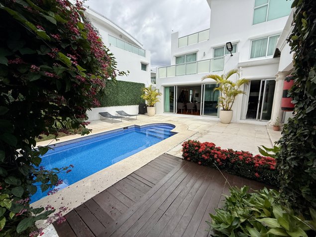 VENTA Casa con Piscina Privada en Santa Ana Centro (MJ) en Santa Ana, San José — $650,000