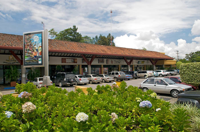 Local comercial  en alquiler en Plaza Laureles Escazú en San Rafael, Escazú, San José — $1,572 - Foto 1 de 9