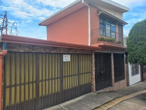 Se vende espaciosa casa con patio en Heredia Centro 24-736 en Heredia — ₡ 120 000 000