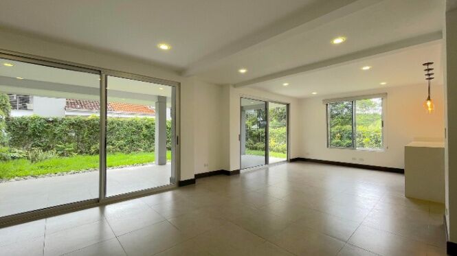 Casa en Alquiler Jaboncillos Escazú 3 niveles con linea blanca en San Rafael, Escazú, San José — $3,950