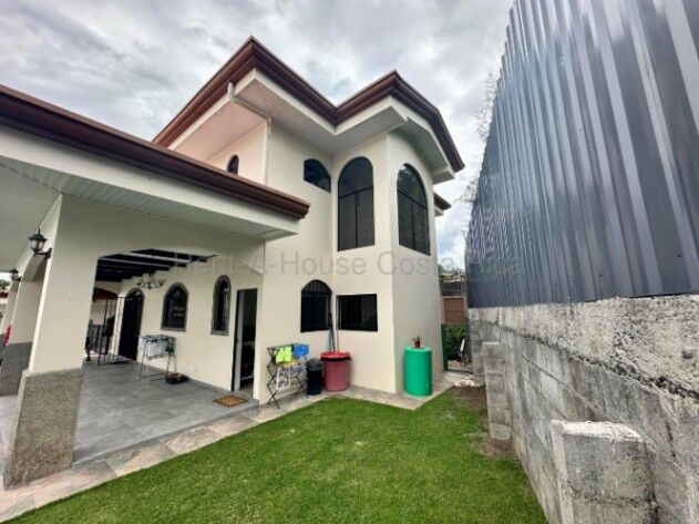 Venta propiedad con 2 casas, amplio terreno y potencial de inversión #26-1800 GS en San José, Alajuela — $468,000