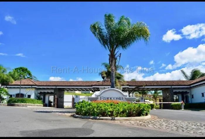 CASA EN VENTA EN ULLOA DE HEREDIA in Ulloa, Heredia — $389,000 - Photo 2 of 11