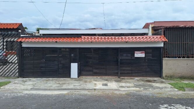 Dos casas en una! Ideal para vivir o invertir en Sabanilla in Sabanilla, Montes De Oca, San José — ₡ 120 000 000