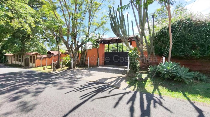 Venta de propiedad con uso mixto y alto potencial de desarrollo #27-112 GS in Santa Ana, San José — $1,100,000