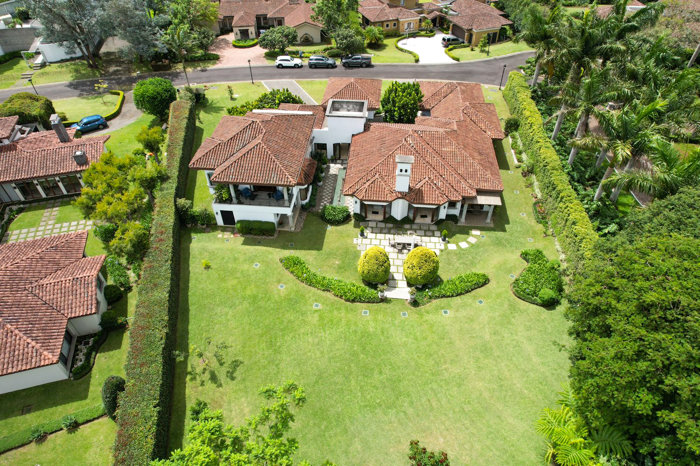 Se vende lujosa casa en Monterán, Curridabat (FAU). in Granadilla, Curridabat, San José — $1,375,000 - Photo 2 of 28