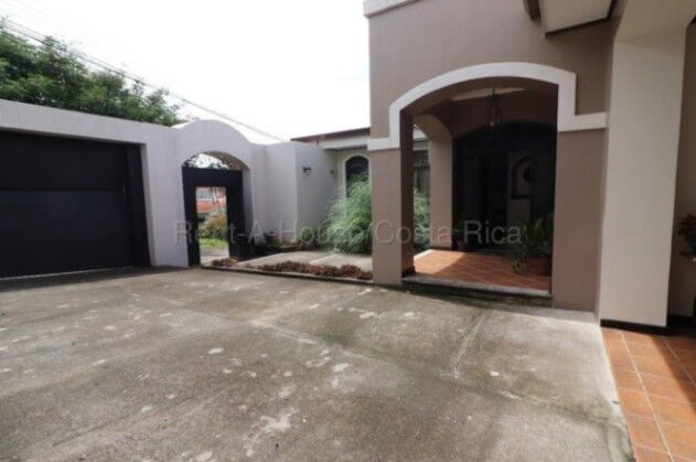 MLS-26-1739 LS VENTA HERMOSA CASA SAN ISIDRO ALAJUELA CONTACTENOS AL # 86127562 in San Isidro, Alajuela — ₡ 325 000 000