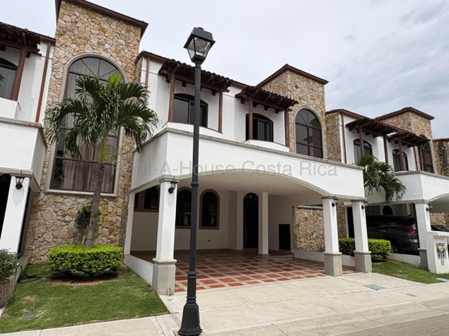Venta de Casa en Pozos de Santa Ana. RAH 27-561 OPORTUNIDAD ÚNICA in Pozos, Santa Ana, San José — $310,000