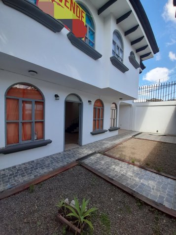 SE VENDE CASA DE USO COMERCIAL, SABANILLA MONTES DE OCA en Sabanilla, Montes De Oca, San José — $215,000