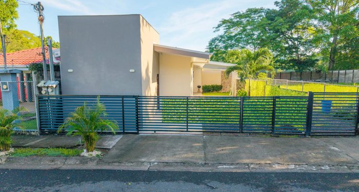 Villa de Inversión: 2 Casas + Piscina | Cerca de Playa Blanca, Jacó en Tárcoles, Garabito, Puntarenas — $320,000