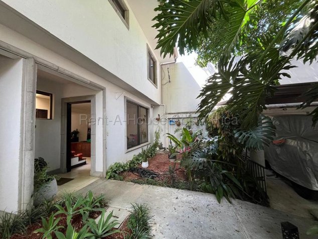 CASA EN VENTA EN SAN RAFAEL ESCAZÙ en San Rafael, Escazú, San José — $240,000