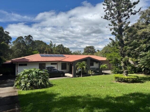 Venta de Casa en Santa Ana, San José. in Santa Ana, San José — $1,400,000