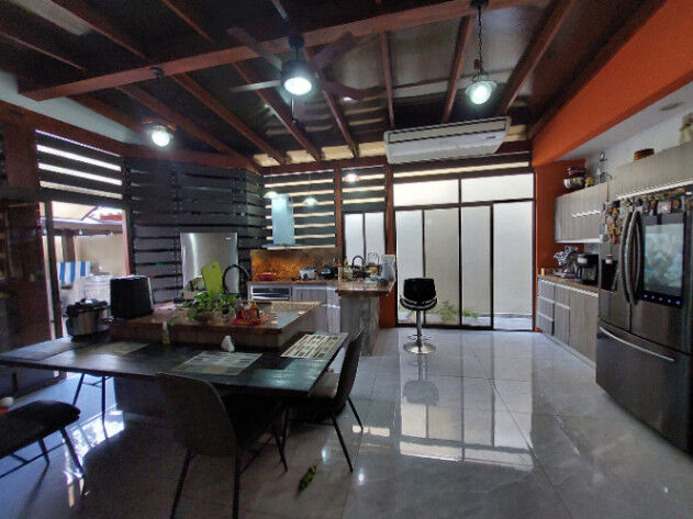 Alquiler de casa Pozos norte Santa Ana , cuarto de servicio completo en Pozos, Santa Ana, San José — $1,800