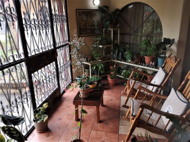 Preciosa y amplia casa con apartamento en el centro de Coronado in San Isidro, Vázquez de Coronado, San José — $275,000