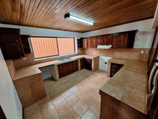 ALQUILER DE AMPLIA CASA DE 1 PLANTA EN SANTA ANA in Santa Ana, San José — $3,000 - Photo 5 of 27