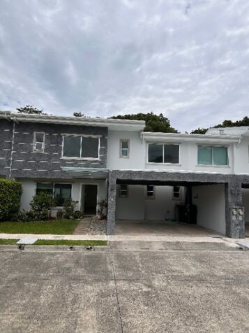 Alquilo casa de 4 habitaciones en Piedades de Santa Ana in Piedades, Santa Ana, San José — $2,100