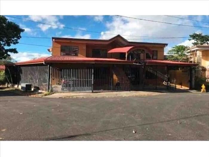 VENTA EDIFICIO DE 5 APARTAMENTOS, HEREDIA, CARIARI, LOS ARCOS en Heredia — $650,000