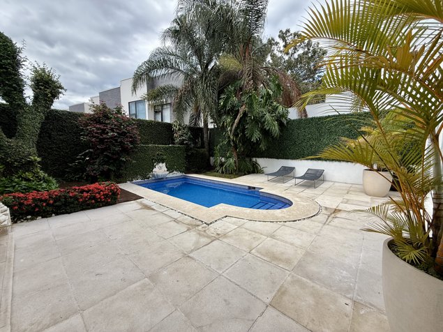 VENTA Casa con Piscina Privada en Santa Ana Centro (MJ) en Santa Ana, San José — $650,000 - Foto 3 de 17