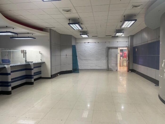 Vendemos dos Locales en uno en el Centro Comercial Paseo de las Flores Heredia. en Heredia — $650,000