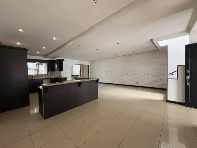 Venta de Casa en Pozos de Santa Ana. RAH 27-561 en Pozos, Santa Ana, San José — $310,000 - Foto 2 de 15