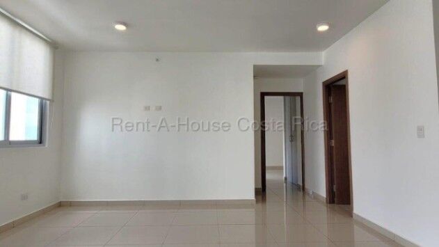 Alquiler apartamento moderno con amenidades y parqueo techado #26-2149 GS in Cinco Esquinas, Tibás, San José — $1,200