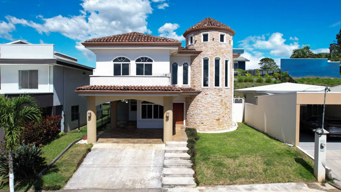 House for sale in Valle las Flores Condominium, Grecia in Grecia, Alajuela — $350,000