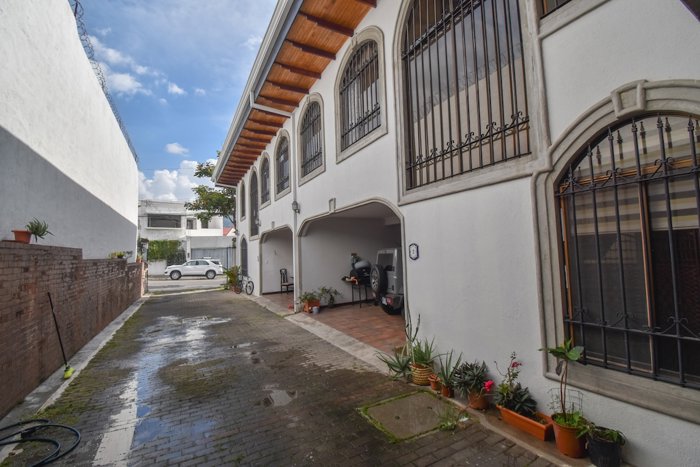 Excelente Oportunidad Propiedad con 2 casas en Trejos Montealegre in San Rafael, Escazú, San José — $400,000 - Photo 3 of 29