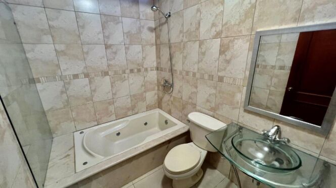SE VENDE LUJOSA CASA EN SANTO DOMINGO, HEREDIA.  en Santo Domingo, Heredia — $290,000