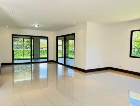 Se alquila moderna casa en Lomas del Valle, Santa Ana 26-203 en Pozos, Santa Ana, San José — $4,900