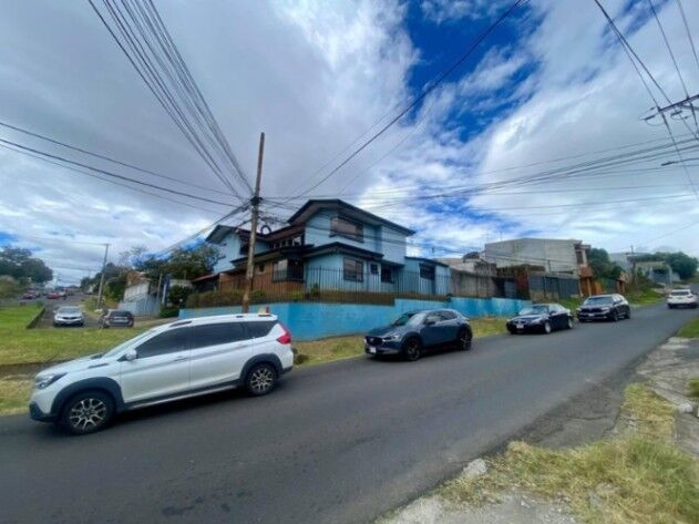 Se vende espaciosa casa con patio en Santo Tomas de Heredia 25-1056 en Santo Tomás, Santo Domingo, Heredia — $435,000