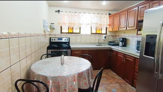 "Oasis Urbano: Casa de Lujo con Amplio Jardín y Apartamento Independiente" en Ipís, Goicoechea, San José — ₡ 159 000 000