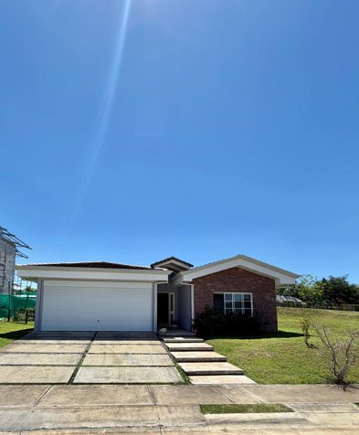 Casa de una planta en venta - Hacienda Los Reyes, La Guacima. in Guácima, Alajuela — $390,000