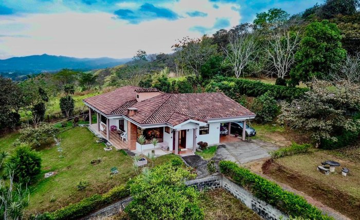 Encantadora casa de 3 hab. con vista a la montaña en Grecia, Alajuela in Grecia, Alajuela — $435,000