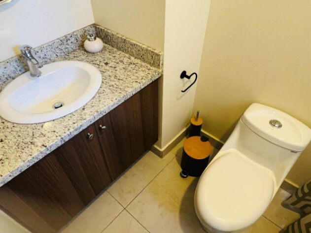 Venta de moderno apartamento en primer piso OFC/ AD en Desamparados, Alajuela — $145,000