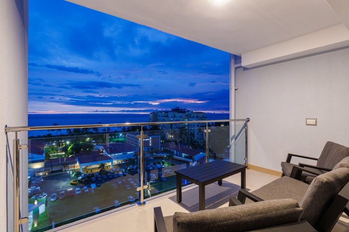 Modern Apartment For Sale  With Ocean View en Jacó, Garabito, Puntarenas — $310,000