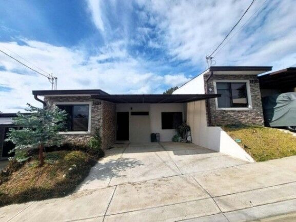 Se alquila espaciosa casa en condominio Heredia Park 26-46 in Ulloa, Heredia — $1,200
