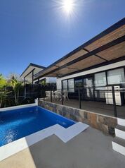 Venta de Casa AMUEBLADA en Residencial Santa Rosa-Tamarindo, Santa Cruz. RAH 27-153 in Tamarindo, Santa Cruz, Guanacaste — $420,000 - Photo 4 of 15