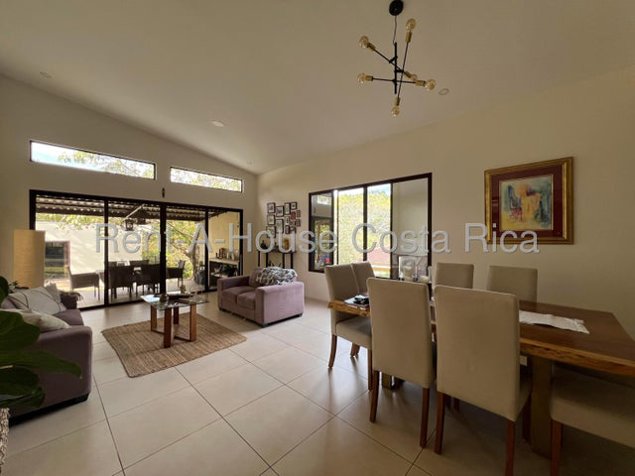 Venta de Impresionante Casa en Piedades, Santa Ana / Mls. 26-1487 OFC JB en Piedades, Santa Ana, San José — $395,000 - Foto 3 de 9