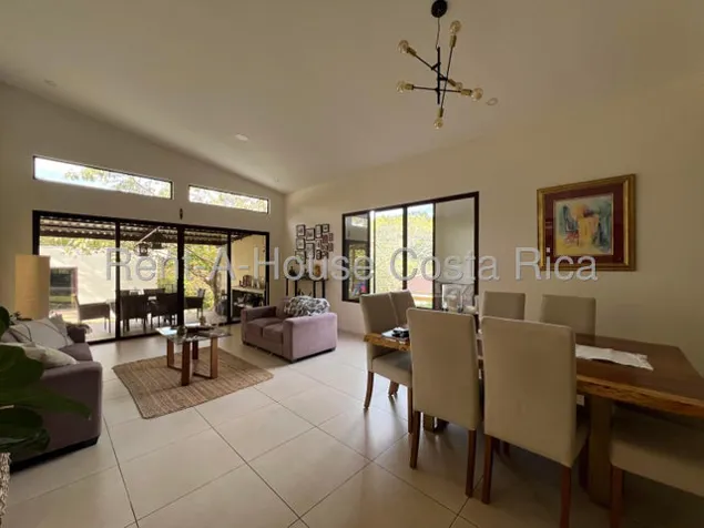 Venta de Impresionante Casa en Piedades, Santa Ana / Mls. 26-1487 OFC JB en Piedades, Santa Ana, San José — $395,000 - Foto 3 de 9