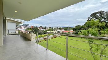 Penthouse en condominio Escazú con 243 m², balcón y vista in San Rafael, Escazú, San José — $400,000 - Photo 2 of 28