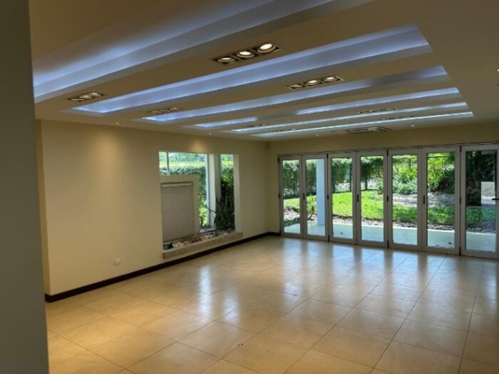 Casa de lujo con 5 hab en condominio lleno de amenidades en San Rafael, Alajuela — $5,500
