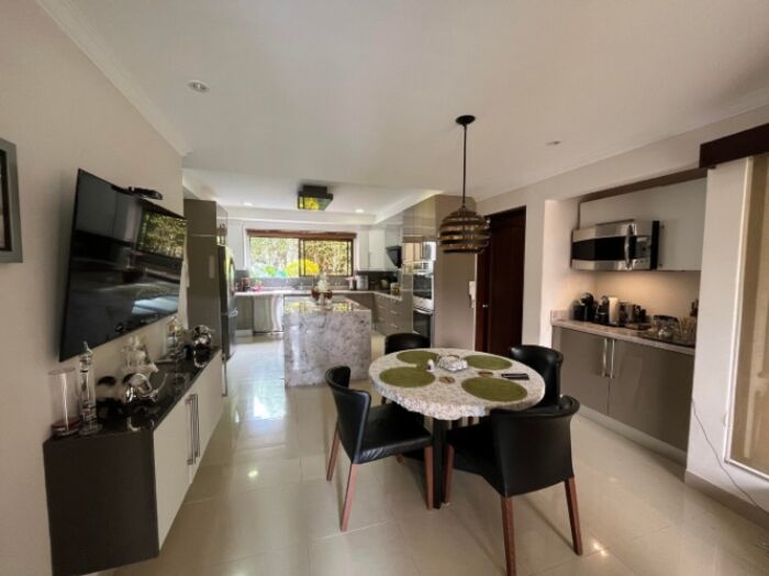 Venta de Casa en Pozos de Santa Ana. RAH 25-1961 in Pozos, Santa Ana, San José — $1,750,000