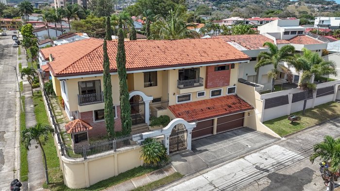 Casa de 6 Habitaciones + Oficina en Los Laureles en San Rafael, Escazú, San José — $5,000