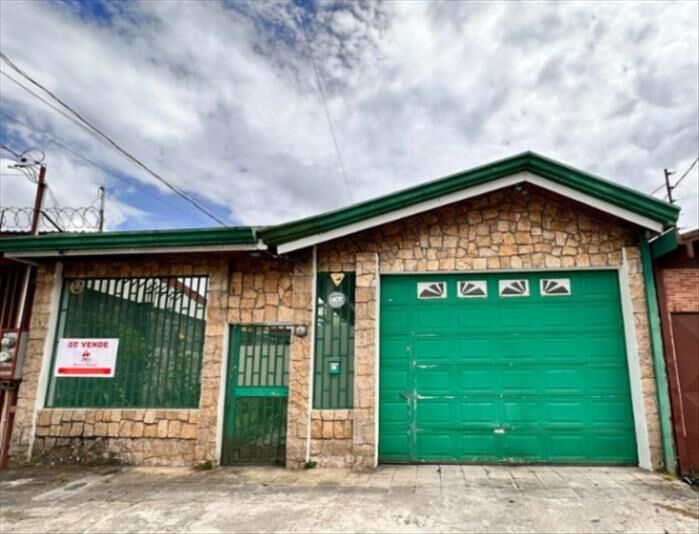 Casa con Jardines muy amplios en San Rafael Arriba de Desamparados en San Rafael Arriba, Desamparados, San José — $397,700