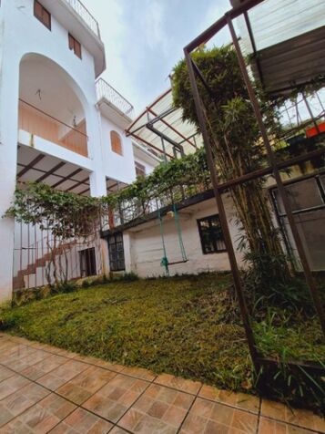 Casa de estilo mediterráneo con con una generosidad de espacio poco común. San Rafael de Heredia. en Concepción, San Rafael, Heredia — $400,000